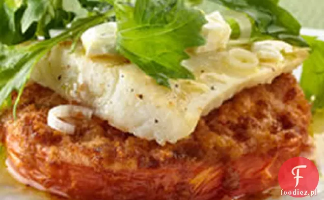 Patelnia biała ryba z fetą, zieloną cebulą i sałatką z bazylii