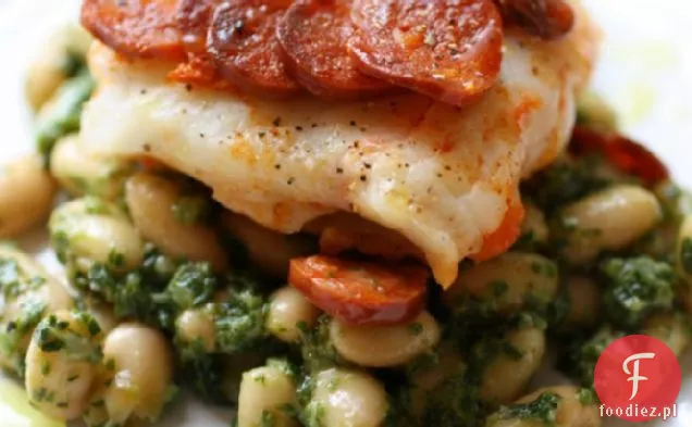 Chorizo Crusted dorsz i fasola z pesto rukola