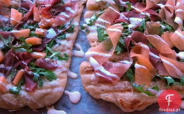 Grillowana Pizza Z Prosciutto, Melonem, Rukolą I Creme Fraiche