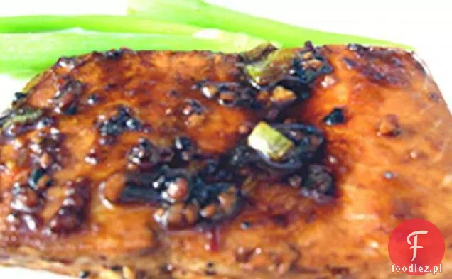 Grillowany Łosoś Z Gorącym Czerwonym Sosem