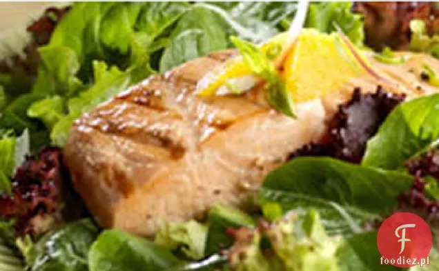 Grillowany łosoś z cytrusową salsą i małymi zieleniami