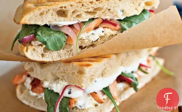 Grillowane Panini z wędzonego łososia z czerwoną cebulą