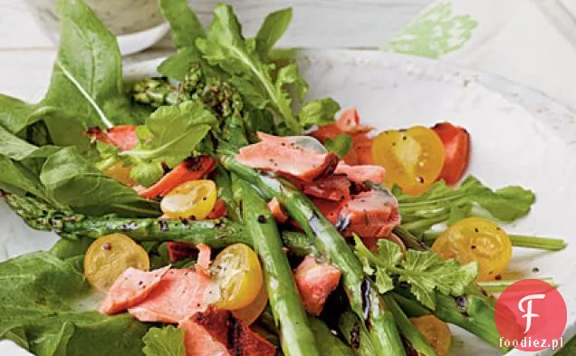 Grillowana Sałatka z łososiem i szparagami