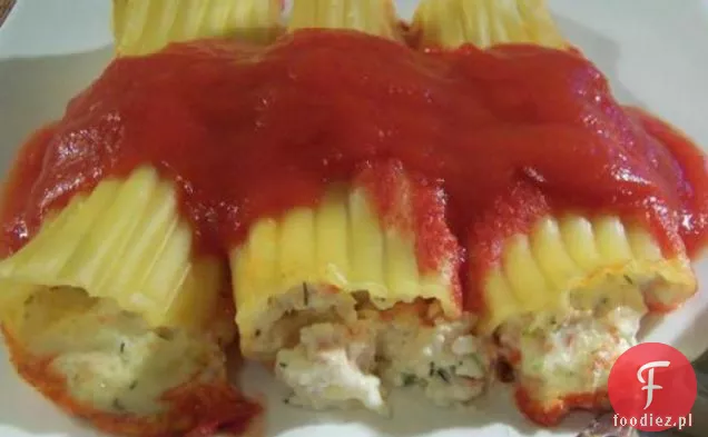 Muszle Manicotti wypełnione kawałkami sera i wędzonego łososia
