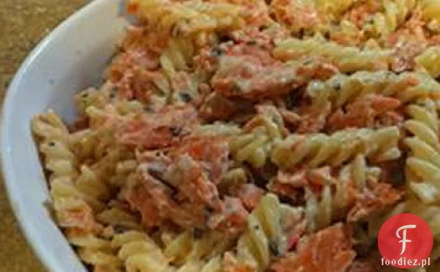 Serowy makaron Alfredo z łososiem