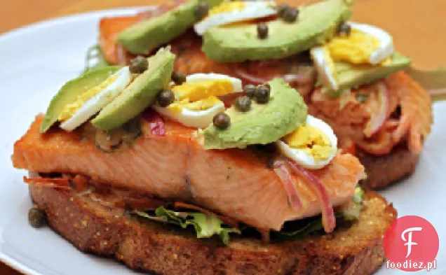 Kanapka z łososiem w sosie ze słodkiej musztardy