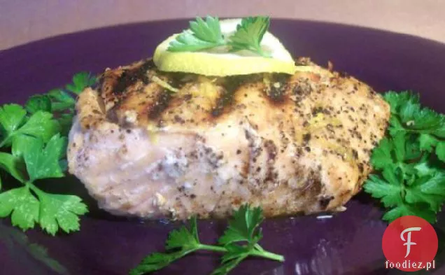 Cytrusowy łosoś z cytrusową skórką z pieprzu.