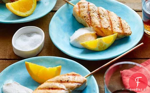 Przyprawione kebaby z łososia z sosem jogurtowym