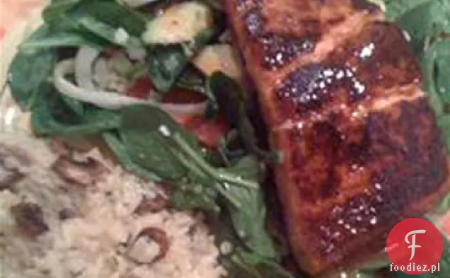 Łosoś z grilla na mieszanej zieleni