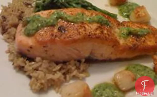 Pieczony łosoś i przegrzebki z Pesto Makadamia-kolendra