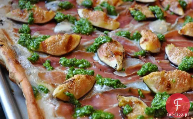 Grillowana Pizza Z Figami, Prosciutto, Gorgonzolą I Pesto Z Rukoli