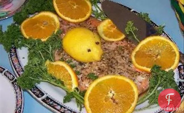 Pieczony łosoś z winogronami na łóżku z zieleni