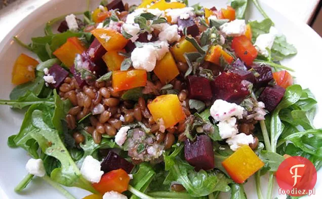 Sałatka Z Pieczonych Buraków Z Jagodami Pszennymi, Rukolą I Fetą