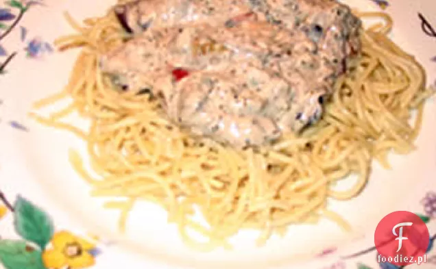 Fettuccini z łososia z serem pleśniowym i oliwkami