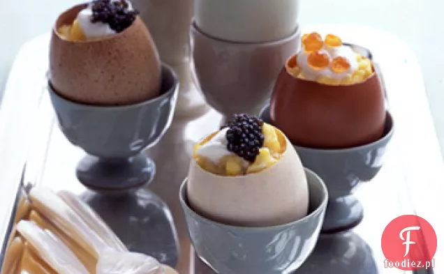 Jajecznica z Creme Fraiche i kawiorem w miseczkach