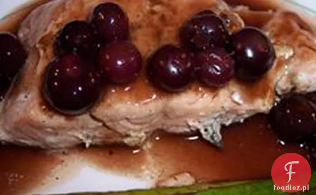 Grillowane steki z łososia z pikantnym sosem borówkowym