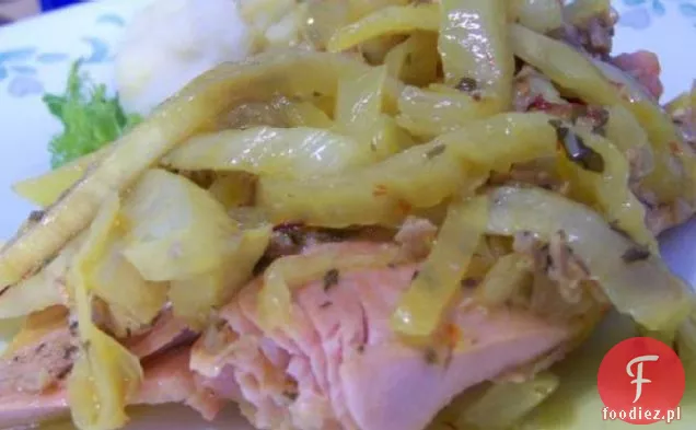 Gotowany łosoś pływający na koprze z szafranem i małżami