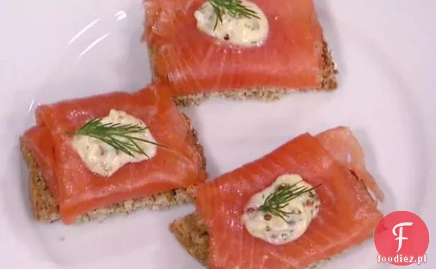 Irlandzki Łosoś wędzony na brązowym chlebie Crostini z ugotowanym na twardo jajkiem Aioli