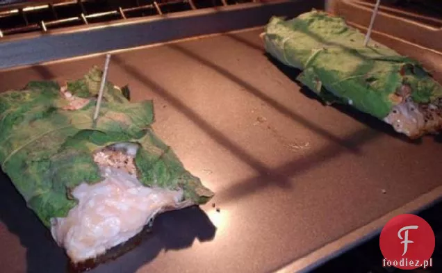 Łosoś zawinięty w liście figowe z pieczoną kapustą