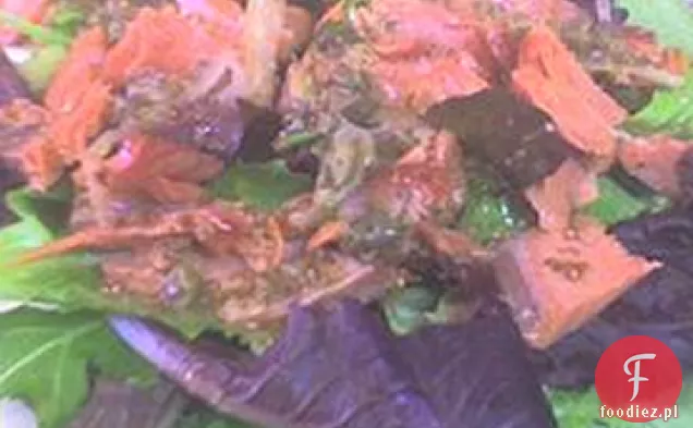 Sałatka Z Wędzonego Łososia I Rukoli Z Czerwoną Cebulą-Kapar Vinaigrette