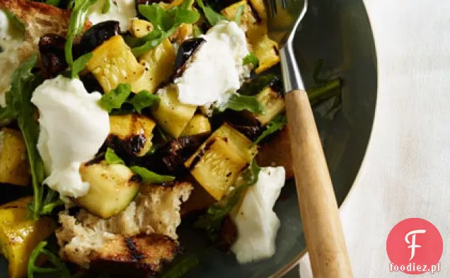 Grillowana Panzanella z rukolą, Burratą, dynią letnią i oliwkami