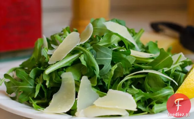 Sałatka Z Rukoli Z Ogolonym Parmezanem, Cytryną I Oliwą Z Oliwek