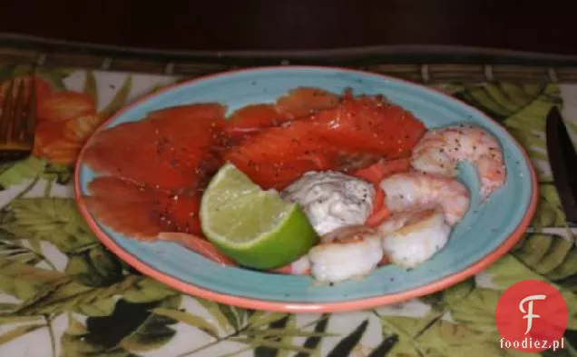 Łosoś i krewetki (krewetki) z koperkiem i limonką Aioli