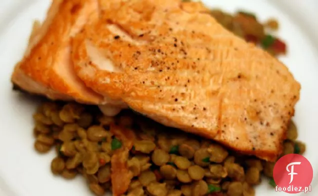 Kolacja: łosoś z wędzonym boczkiem i sałatką z soczewicy