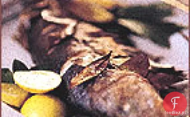 Pieczony cały labraks z liśćmi laurowymi