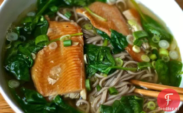 Kolacja: zupa makaronowa Soba ze szpinakiem i wędzonym pstrągiem