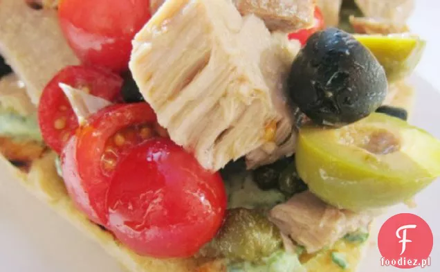 Tosty Niçoise ze świeżym tuńczykiem i pomidorami