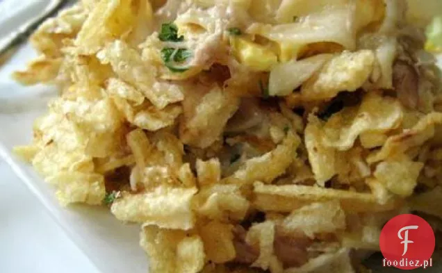 Zapiekanka z tuńczykiem mojej mamy z chipsami ziemniaczanymi i jajkami