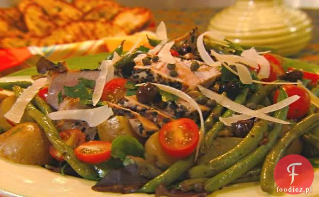 Sałatka z tuńczykiem Nicoise z parmezanem