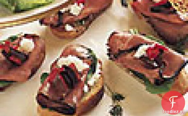 Pieczeń wołowa i rukola Crostini z oliwkowo-czerwoną papryką