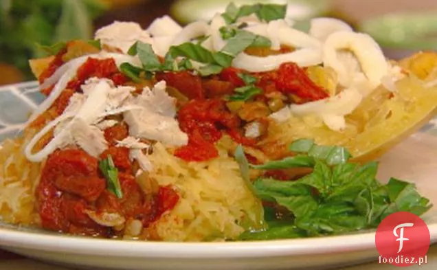Faszerowane Spaghetti Squash z pomidorami, oliwkami, tuńczykiem i serem sznurkowym
