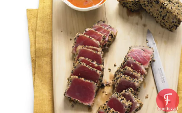 Tuńczyk zapiekany w sezamie z sosem imbirowo-marchewkowym