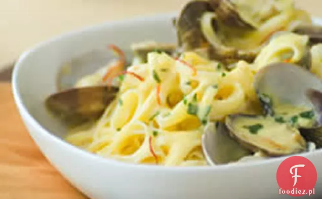 Linguine z małżami w sosie szafranowym
