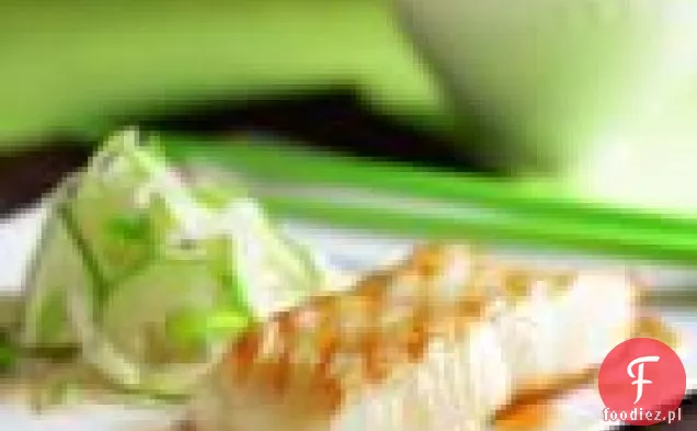 Grillowane Miso-glazurowany okoń morski z sałatką z ogórków Japońskich