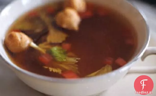 Zupa wołowa z pomidorami i selerem naciowym z małymi Ptysiami