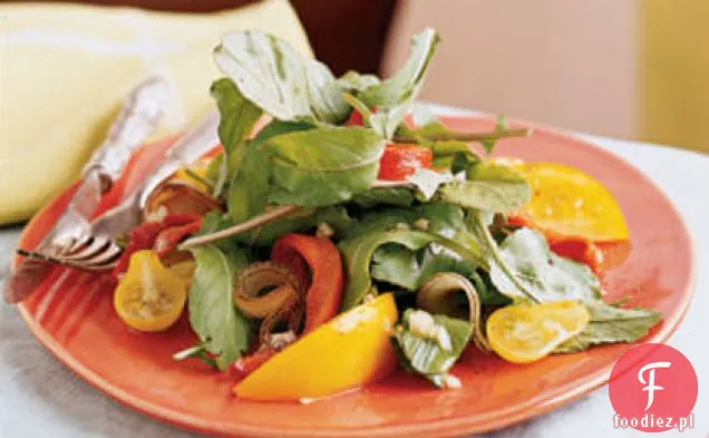 Sałatka z grillowanych warzyw, rukoli i żółtych pomidorów