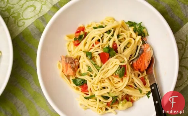 Spaghetti Z Łososia Z Pomidorami Śliwkowymi I Awokado
