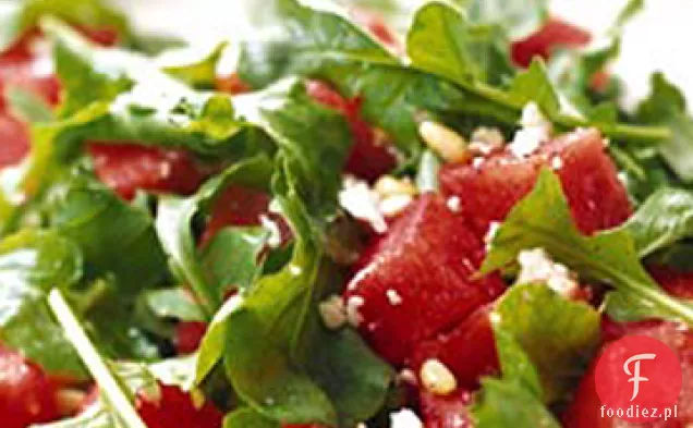 Sałatka z arbuza, rukoli i orzechów sosny