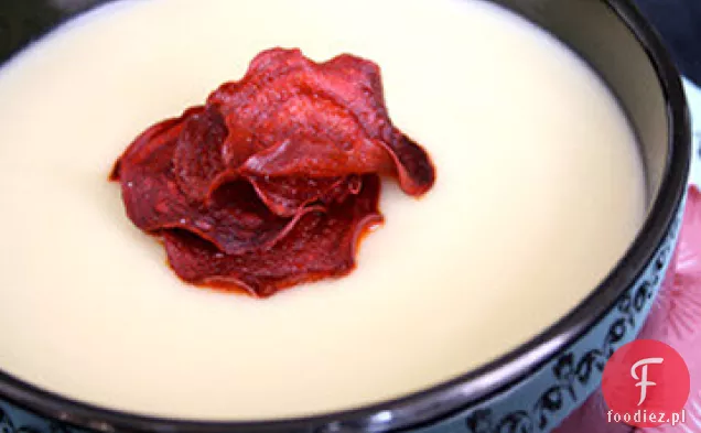 Zupa kalafiorowo-Pasternakowa z chrupkami Buraczanymi