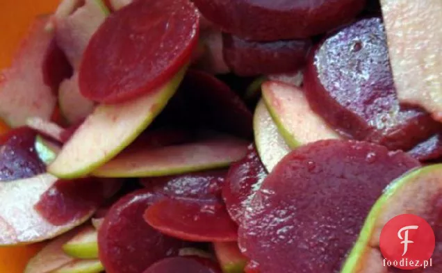 Sałatka z zielonych jabłek i buraków