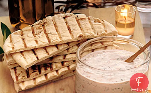 Dip z buraków, ciecierzycy i migdałów z chipsami Pita