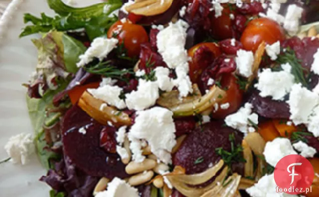 Sałatka Mesclun z warzywami, kozim serem i chrupiącym czosnkiem