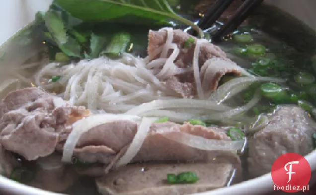 Orientalna zupa wołowo-makaronowa