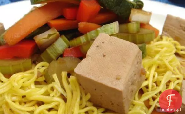 Marynowane Tofu imbirowe nell Newman nad chrupiącym brązowym Soba Noo