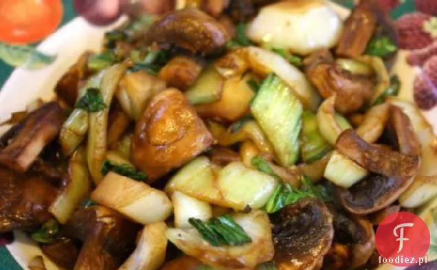 Azjatycki bok Choy i grzyby