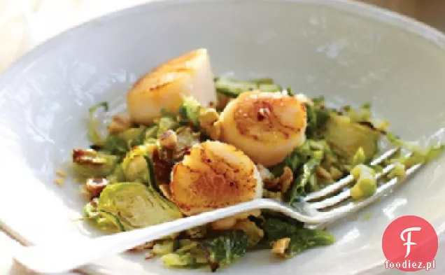 Zapiekane przegrzebki z pieczoną brukselką i orzechowym winegretem